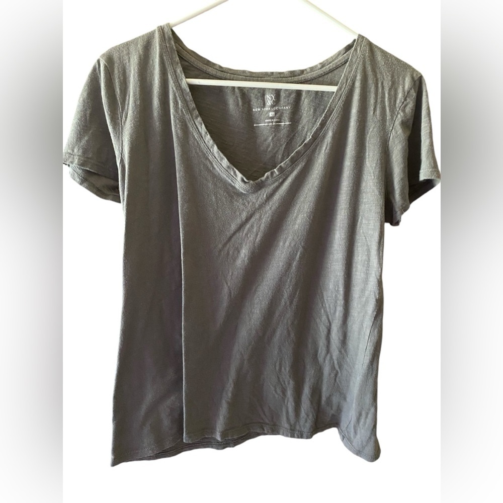 NEW YORK AND COMPANY WOMENS BASIC V-NECK TEES.   2/10$ Gray and White Sz XL